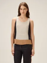 Top de lino sin mangas, con diseño color-block que combina paneles en beige al frente, negro en los laterales y marrón en la parte inferior.