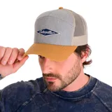 Gorro de hombre tipo trucker, con visera curva color mostaza y paneles frontales grises con logo de Caterpillar bordado. Paneles traseros de malla color beige y cierre ajustable a presión.