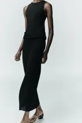 Falda midi de tiro bajo con cintura elástica, confeccionada en tejido con textura estructurada.