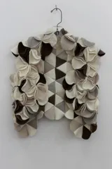 Chaleco negro con apliques circulares de lana merino afieltrada, teñida artesanalmente.