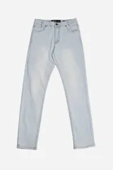 Pantalón jean de corte straight, color celeste claro con efecto desteñido, tiro medio, bolsillos clásicos y presillas para cinturón.