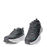 Championes deportivos Umbro modelo Dash, color gris oscuro con detalles en cian. Presentan una suela blanca de plataforma, cierre con cordones y el logo de la marca en el lateral y la lengüeta.