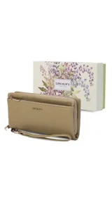 Billetera de mujer tipo sobre con correa de mano extraíble, confeccionada en material texturizado color tostado. Presenta un bolsillo frontal con cierre, compartimentos internos para tarjetas y logo de la marca grabado en el frente.