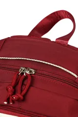 Mochila de tela con diseño tricolor, combinando secciones en color bordó, blanco crudo y azul marino. Presenta múltiples compartimentos con cierres de cremallera y tiradores de cordón.