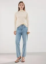 Jeans tiro medio color celeste lavado, corte recto y estilo clásico de cinco bolsillos.