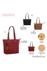 Bolso tipo tote color marrón de diseño estructurado, con doble asa de hombro, bolsillos frontales abiertos y un monedero circular colgante removible.