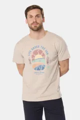 Remera de cuello redondo y manga corta, confeccionada en tejido de algodón con acabado jaspeado. Presenta un estampado frontal con temática de surf y estilo retro en tonos pasteles.