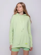 Canguro blanco oversize con capucha, cordones y bolsillo tipo canguro.