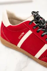 Zapatillas rojas de gamuza con detalles en cuero blanco y suela de goma color caramelo.