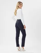Pantalon de gabardina elastizada en color azul marino, de corte recto y tiro alto con cintura elástica. Presenta bolsillos simulados en la parte delantera y bolsillos aplicados en la parte trasera.