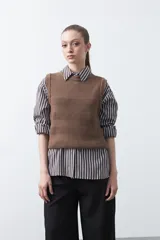 Chaleco tejido de algodón en color marrón, con diseño de textura acanalada y corte recto.