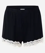 Pijama short doll Lov compuesto por una musculosa negra con escote en V y tirantes finos regulables, y un short a juego. Ambas prendas cuentan con delicados detalles de encaje en contraste en los bordes.
