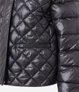 Campera Marfinno de cuello alto con cierre frontal, bolsillos laterales y diseño capitoneado con efecto acolchado.