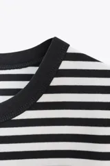 Camiseta de manga corta color rosado, con cuello redondo y corte regular. Confeccionada en tejido de punto interlock elástico y flexible.