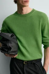 Jersey relaxed fit de punto tejido en hilatura con mezcla de algodón y lino, color verde, con cuello redondo y manga larga, y acabados en rib.