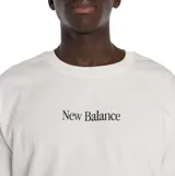 Remera de algodón de corte clásico con cuello redondo. Presenta un diseño minimalista con el logo de la marca estampado en el pecho y un gráfico tipo collage en la espalda.