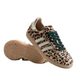 Championes Adidas modelo Samba OG W con diseño de estampado animal print de leopardo. Presenta las icónicas tres rayas laterales en color blanco, cordones oscuros y suela de caucho color caramelo.