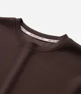 Remera deportiva de manga corta y cuello redondo, confeccionada con tecnología Dry para mayor transpirabilidad y control de la humedad. Presenta un diseño liso en color verde claro con un pequeño estampado de lettering en la parte inferior.