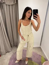 Musculosa color crema con perforaciones y breteles finos.