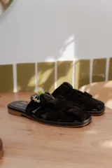 Sandalias bajas color beige con tiras de cuero entretejidas.