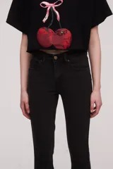 Pantalón jean de corte skinny y tiro medio, con diseño clásico de cinco bolsillos y costuras reforzadas.