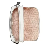 Cartera tipo bandolera Guess modelo Viviette, color blanco con textura grabada con el logo de la marca. Presenta un logo triangular metálico en el frente, cierre superior y correa de hombro ajustable en color negro con detalles metálicos.