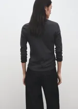 Remera de manga larga gris oscuro, de corte ajustado y cuello redondo.