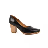 Zapato de tacón alto en cuero negro, con taco ancho texturizado símil madera y suela en tonos marrones.