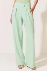 Pantalón de vestir verde menta, de corte palazzo, con cintura alta y pinzas frontales.