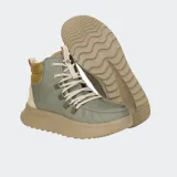 Botas Hey Dude Wendy Peak color verde oliva con detalles en beige y marrón.