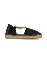 Alpargata de cuero napa color negro con diseño d'Orsay, suela de yute trenzado y tiras elásticas de ajuste en color tostado.