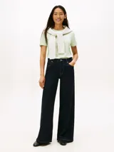 Remera verde claro de algodón con cuello redondo y logo de Tommy Hilfiger estampado en blanco en el pecho.