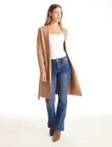 Chaqueta de punto color tostado, de viscosa, con cuello solapa, frente abierto y lazo para ajustar en la cintura. Incluye bolsillos funcionales en la parte delantera.