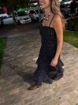 Vestido largo de fiesta color azul marino con estampado de lunares blancos, diseño strapless con frunces laterales y tajo frontal pronunciado.