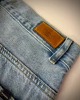 Short de jean celeste con ruedo desflecado.