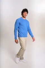 Sweater de punto de algodón en color azul, con cuello redondo, mangas largas con puños acanalados y logo de la marca bordado en el pecho.