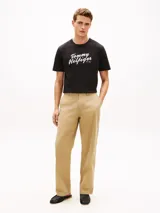 Remera de manga corta negra Tommy Hilfiger, con cuello redondo y logo gráfico script bordado en el pecho.