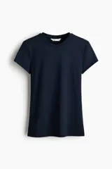 Remera entallada de microfibra azul marino con cuello redondo fino ribeteado y mangas cortas.
