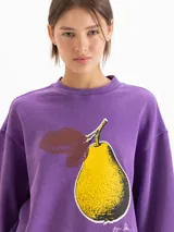 Buzo morado de ajuste amplio y relajado, confeccionado en algodón suave. Presenta cuello redondo, mangas largas y una estampa frontal de una pera con hojas en tono amarillo y marrón.