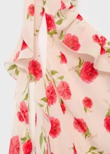 Vestido midi de corte recto con diseño asimétrico de un solo hombro, decorado con un volante en el escote. Presenta un estampado floral de rosas rojas sobre fondo color crema, cierre de cremallera lateral y forro interior.