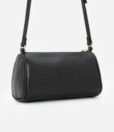 Cartera baguette negra de material sintético con asa transversal fija y cierre de cremallera.