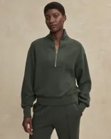 Buzo de tejido ligero DoubleSoft®, color verde oliva, con cuello alto y cierre frontal parcial. Presenta un corte ligeramente recortado, hombros caídos y puños pronunciados.