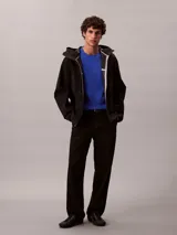 Remera de manga corta Calvin Klein color azul, con cuello redondo y corte regular. Presenta un pequeño bordado con el monograma de la marca en contraste sobre el lado izquierdo del pecho.