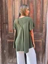 Blusa verde militar de seda con escote en V y mangas cortas amplias.
