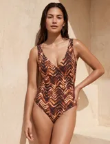 Malla enteriza con estampado en zigzag en tonos marrones, escote en V cruzado y diseño con fruncidos. Cuenta con copa armada con sujetador interno y forro.