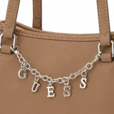 Cartera tipo tote Guess modelo Angelica, color marrón símil cuero, con doble asa superior y cadena colgante con dijes plateados que forman el nombre de la marca. Cuenta con logo impreso en la parte frontal y herrajes plateados.