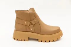 Borcego color beige de cuero con plataforma y aplique de estribo con hebilla.