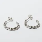Par de aros tipo argolla de acero plateado con diseño trenzado.