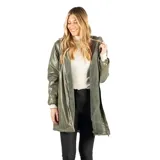 Campera impermeable de corte regular, color verde oliva con acabado brillante. Cuenta con capucha fija, cierre frontal completo y bolsillos laterales abiertos. El interior está forrado en piel sintética para mayor abrigo.