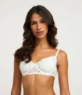 Soutien de encaje blanco con aro, sin copa, de corte balconette. Presenta breteles finos ajustables y terminaciones festoneadas en el escote y el bajo.